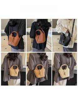 Collage de sacs seaux en cuir marron et noir avec fermoir métallique et poignée haute
