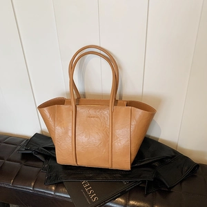Caramel vintage tote bag in crinkled PU leather with fashion embossed letters