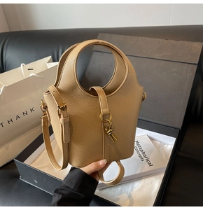 Vue détaillée du sac seau en cuir grainé kaki avec boucle en métal et coffret cadeau