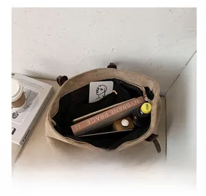 Intérieur spacieux d'un sac cabas bicolore montrant une grande capacité de stockage