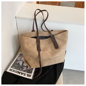 Vue détaillée du grand sac cabas en daim kaki avec des bandoulières marron contrastées