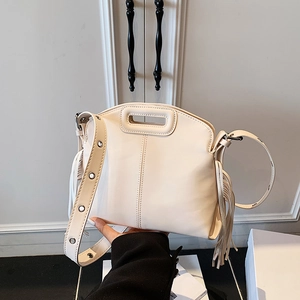 Sac bandoulière crème à franges avec large sangle réglable et style bohème moderne