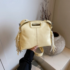 Sac à main jaune clair en similicuir avec franges bohèmes et large bandoulière