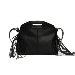 Sac bandoulière noir avec longues franges et poignée rectangulaire découpée sur le haut