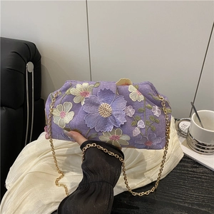 Sac nuage brodé de fleurs violettes avec bandoulière dorée pour soirée élégante