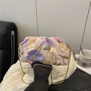 Pochette de soirée élégante avec broderies florales et chaîne dorée pour femme