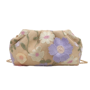 Pochette nuage brodée de fleurs avec chaîne dorée et paillettes sur tissu beige