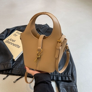 Sac seau en cuir grainé kaki avec poignée ronde et boucle de nœud dorée