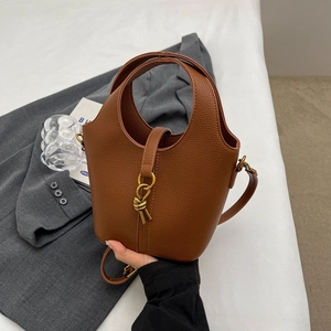 Sac seau en cuir marron avec boucle nœud dorée et bandoulière réglable amovible