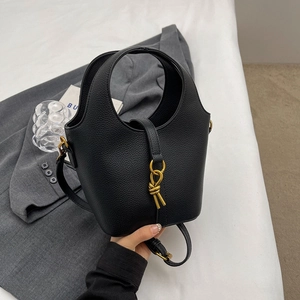 Sac seau minimaliste en cuir noir grainé avec fermoir doré et poignée élégante
