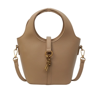 Sac seau classique en cuir camel à grain litchi avec poignée anneau et bandoulière