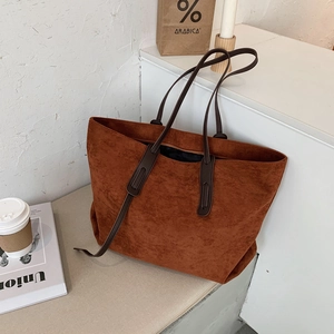 Sac cabas rétro en daim marron avec anses contrastées pour le travail en automne
