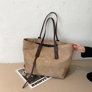 Sac fourre-tout minimaliste en daim marron avec bandoulières contrastées café au design trapèze