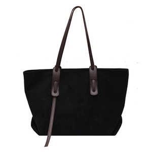 Sac fourre-tout noir minimaliste avec anses contrastées marron pour le quotidien