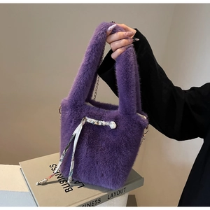 Dettaglio borsa di peluche viola con foulard decorativo in seta e tracolla a catena