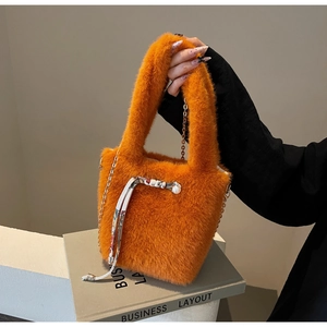 Borsa a secchiello in finta pelliccia arancione con foulard floreale e catena