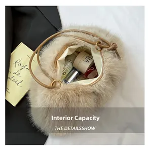 Vue de dessus montrant l'intérieur spacieux d'un sac seau en peluche beige doux