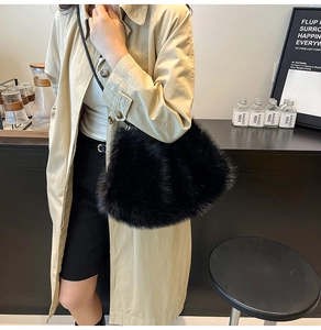 Détail d'un sac bandoulière en fausse fourrure noire duveteuse porté par un mannequin
