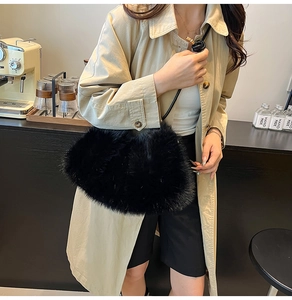 Détail d'un sac à bandoulière en peluche noire porté avec un trench-coat kaki élégant