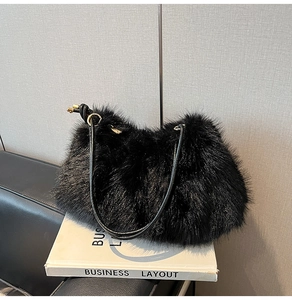 Détail d'un sac à main en fausse fourrure noire avec fine bandoulière en cuir