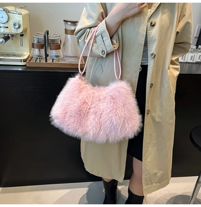 Sac à bandoulière rose en fausse fourrure pelucheuse avec détails en métal doré chic