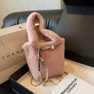 Borsa rosa in peluche con perle e sciarpa di seta in una confezione regalo di lusso