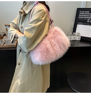 Sac fourre-tout en fausse fourrure rose porté avec un trench kaki dans un café