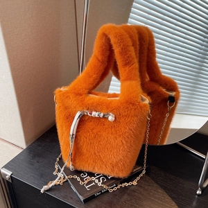Secchiello in peluche arancione con catena dorata e dettaglio coulisse con perla