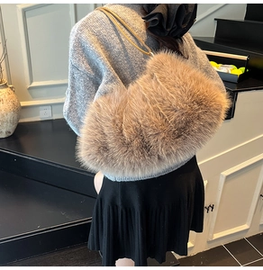 Gros plan du sac bandoulière en fausse fourrure marron clair montrant la texture douce