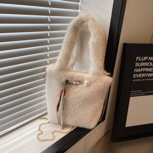 Borsa a tracolla in peluche beige con fibbia di perle e dettaglio sciarpa di seta