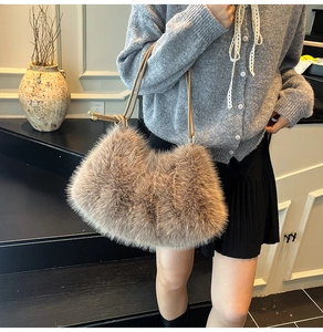 Détail du sac à épaule en peluche marron en fausse fourrure avec des anses nouées en cuir
