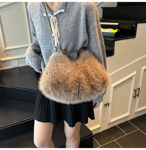 Sac à bandoulière en peluche marron porté avec un cardigan d'automne en maille douce