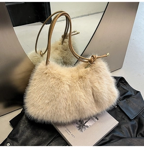 Détail du sac en fausse fourrure douce avec bretelles en cuir et boucle dorée