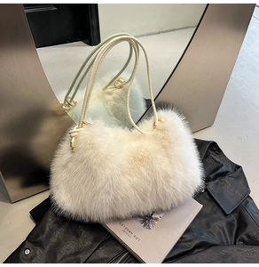 Détails du sac à bandoulière en fausse fourrure blanche avec ferrures dorées