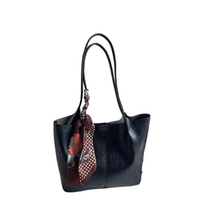 Grand sac cabas noir en cuir avec foulard en soie décoratif pour vacances à la plage