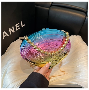 Détail du sac de soirée en acrylique dégradé bleu et violet avec rayures ondulées