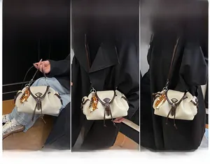Vues détaillées du sac en toile crème montrant les styles porté main, croisé et à l'épaule