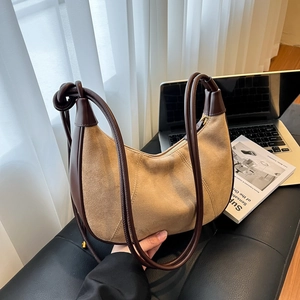 Sac hobo en daim mat marron avec bandoulière café foncé et détail de nœud pour femme