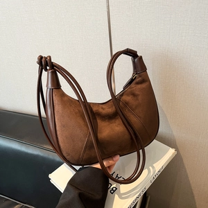 Sac hobo minimaliste en daim marron foncé avec bandoulière en cuir et détail de nœud