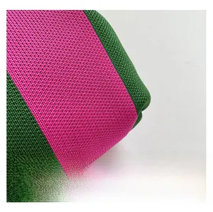 Gros plan sur le motif tissé à rayures vertes et roses de ce grand sac fourre-tout