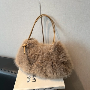 Sac à épaule en peluche marron clair avec fourrure synthétique et bandoulière nouée