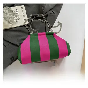 Détail du sac nuage en tricot rayé rose et vert avec bandoulière chaîne argentée