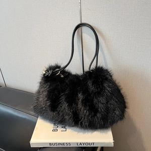 Sac bandoulière chic en fausse fourrure noire avec anses en cuir et détails dorés hiver