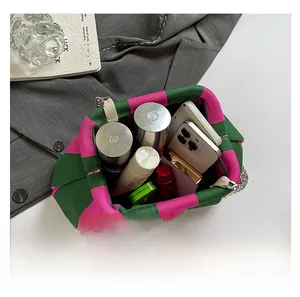 Vue détaillée du grand sac cabas en tricot rayé montrant l'espace de rangement