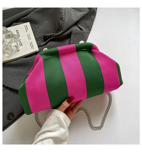 Détail du sac nuage en tricot rayé rose et vert avec une élégante chaîne argentée