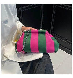 Détail de la pochette plissée à rayures rose et vert avec bandoulière chaîne argent