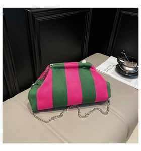 Détail du sac nuage tissé à rayures roses et vertes avec une chaîne en métal argenté