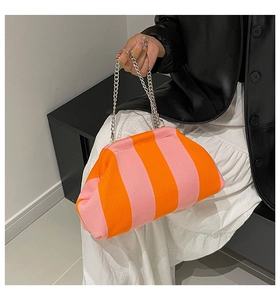 Gros plan détaillé du sac nuage en tricot rayé coloré avec une bandoulière chaîne