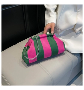 Détail du sac nuage en tricot à rayures rose et vert avec bandoulière chaîne argentée