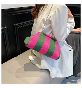 Détail du sac nuage en tricot rayé rose et vert avec bandoulière en chaîne argentée